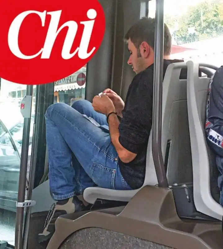 DIBBA SI ROLLA UNA SIGARETTA IN AUTOBUS