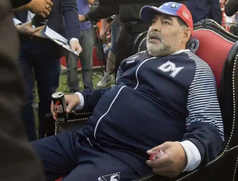 diego armando maradona e il trono regalato dai tifosi rivali del newell's old boys di rosario 8