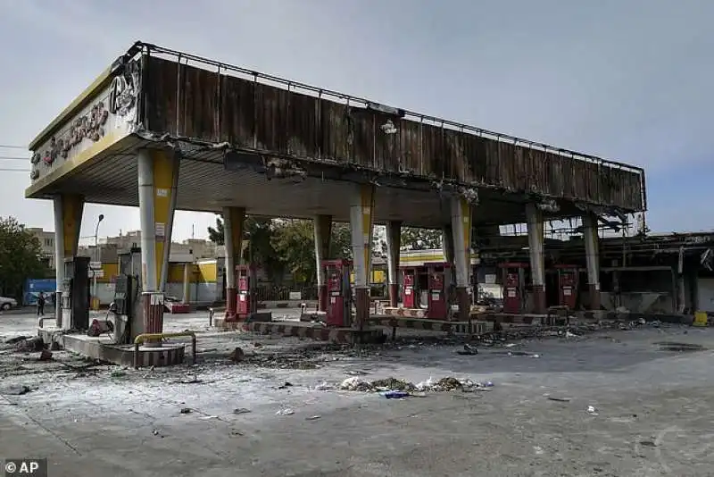 distributore di benzina bruciato in iran dai manifestanti