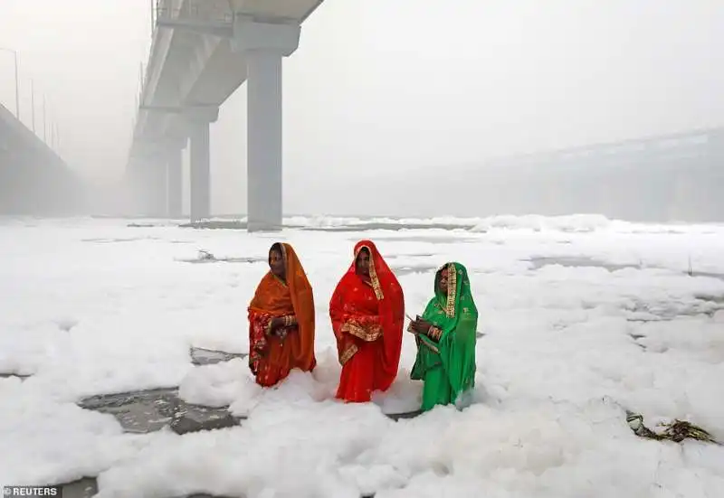 donne indu sul fiume yamuna pregano contro l'inquinamento