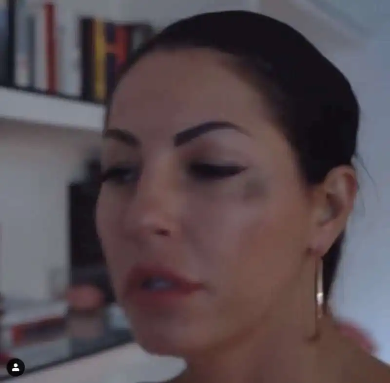 ELIANA MICHELAZZO NEL VIDEO DI RIPARTO DA ME