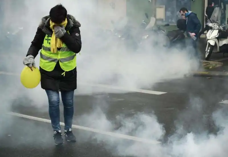 GILET GIALLI - SCONTRI IN STRADA A PARIGI    