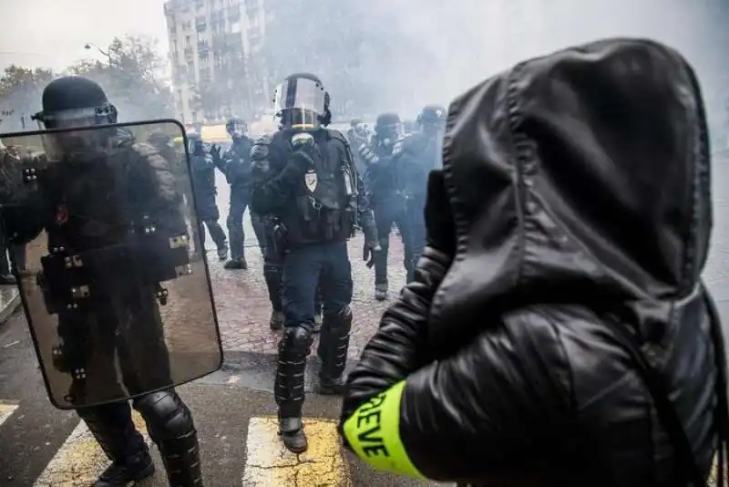 GILET GIALLI - SCONTRI IN STRADA A PARIGI  