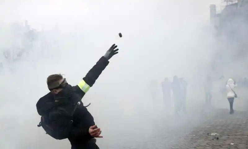 GILET GIALLI - SCONTRI IN STRADA A PARIGI 