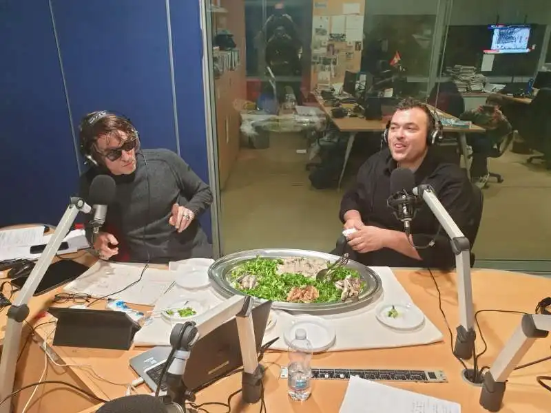 GIUSEPPE CRUCIANI E JOE FORMAGGIO MANGIANO LE SARDINE