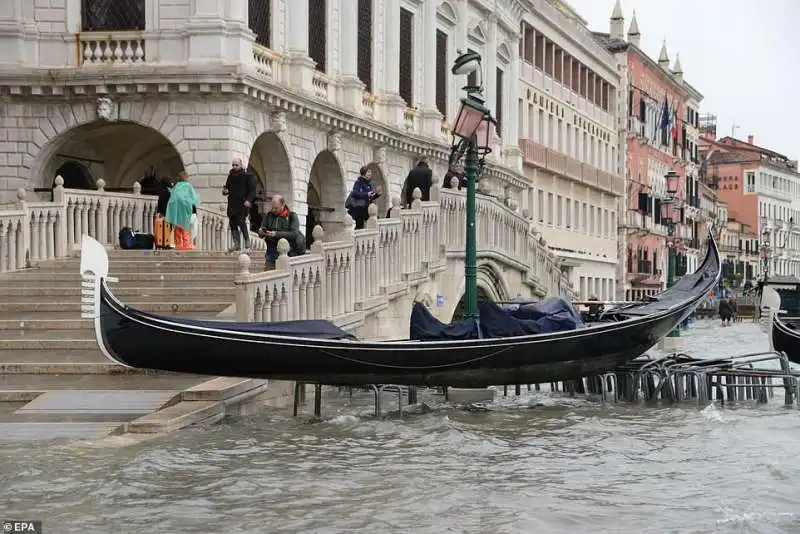 gondole nell acqua alta