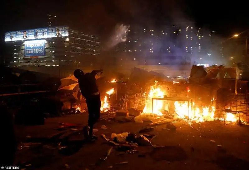 hong kong battaglia polizia studenti