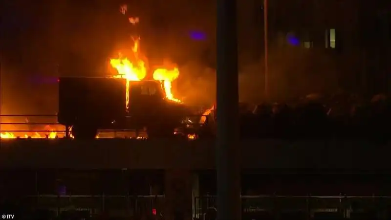 hong kong battaglia polizia studenti 16