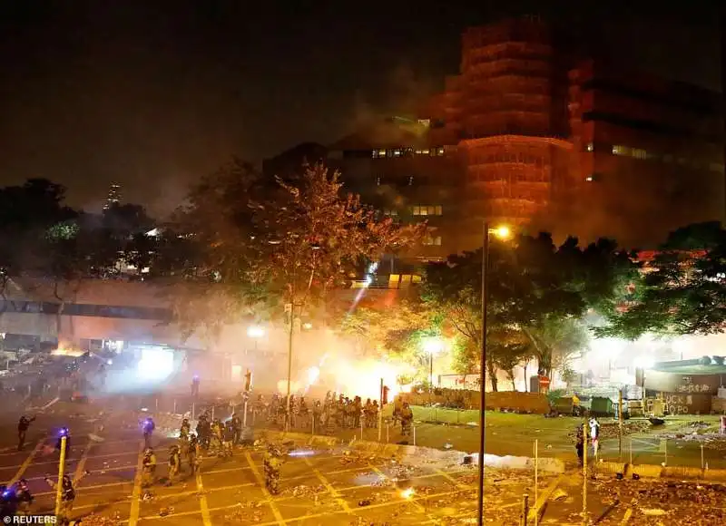 hong kong battaglia polizia studenti 25