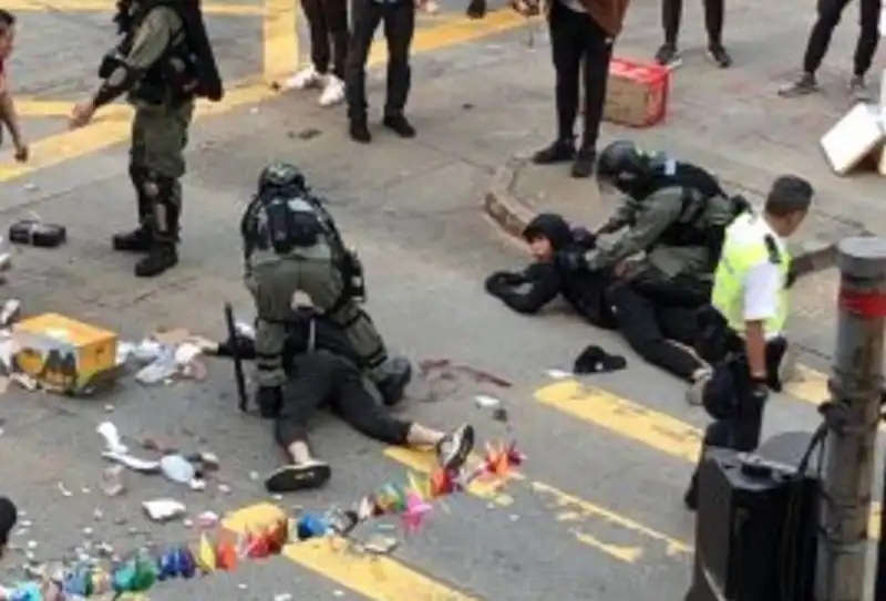 HONG KONG POLIZIA SPARA