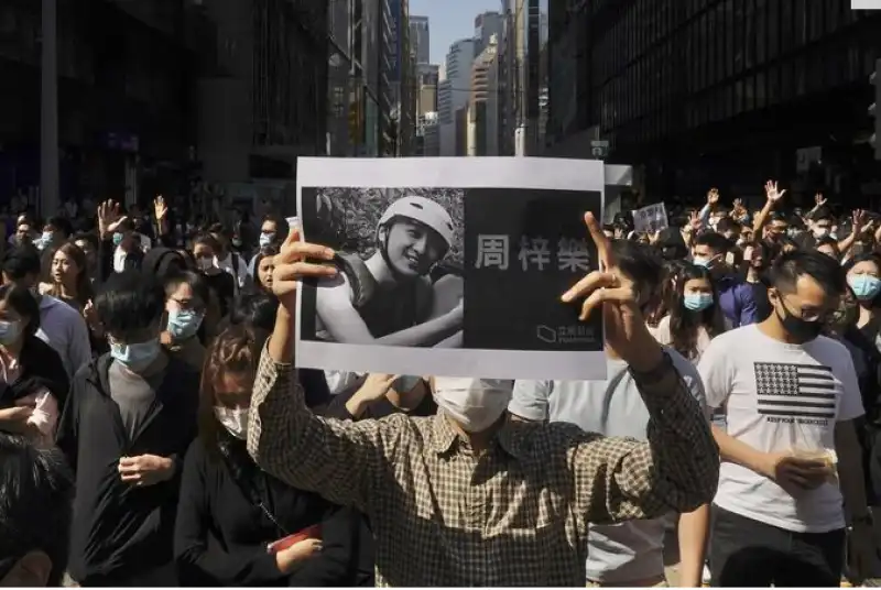 hong kong proteste ragazzo deceduto