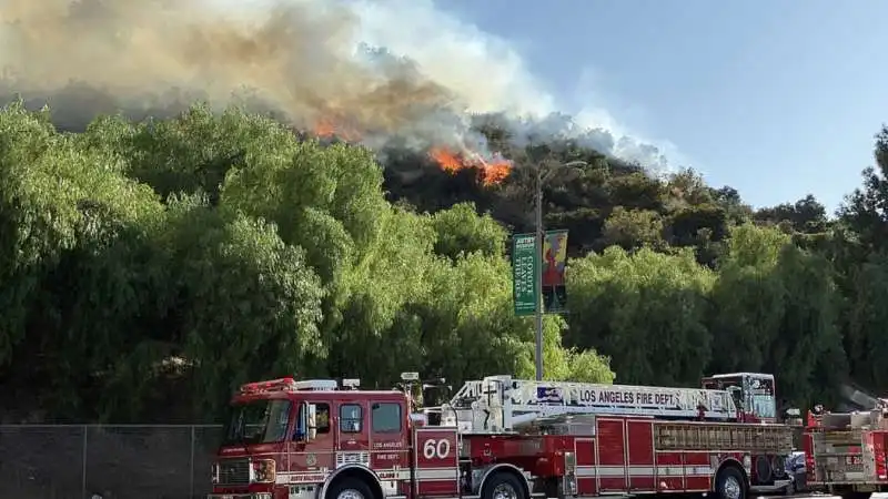 incendio nella zona degli studios della warner bros a los angeles 5