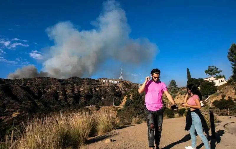 incendio nella zona degli studios della warner bros a los angeles 7