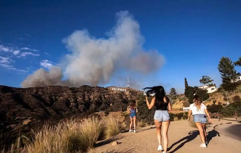 incendio nella zona degli studios della warner bros a los angeles 8