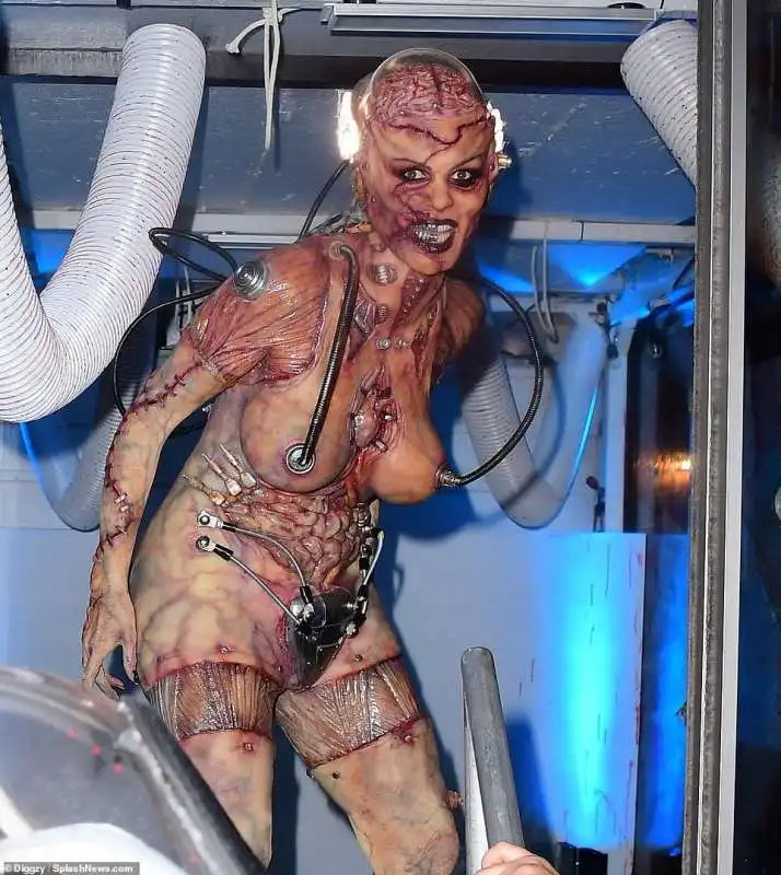 l'epico travestimento di heidi klum per halloween 2019 4