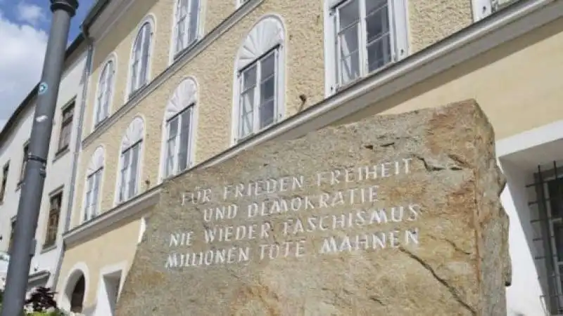 LA LAPIDE DI MEMORIA PER LE VITTIME DEL NAZISMO DI FRONTE ALLA CASA NATALE DI HITLER