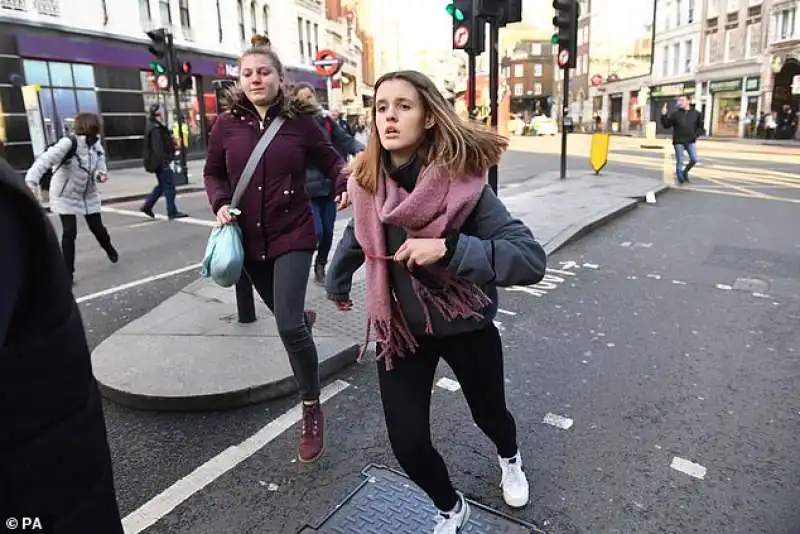 londra, gente in fuga dal london bridge 2