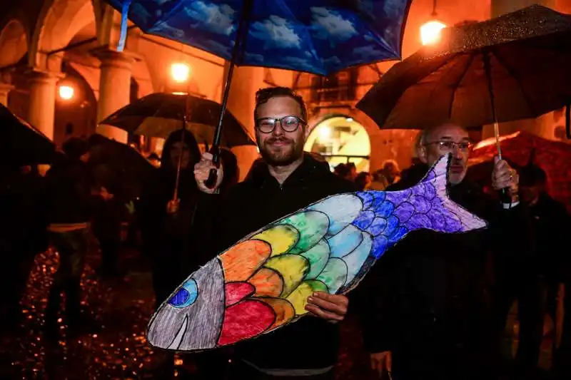 manifestazione delle sardine a modena 4