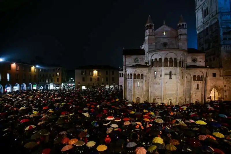 manifestazione delle sardine a modena 5