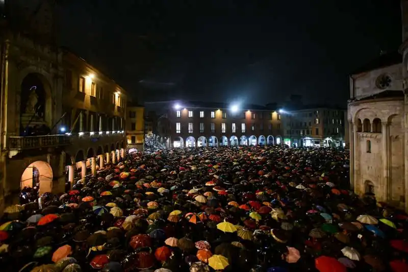 manifestazione delle sardine a modena 6