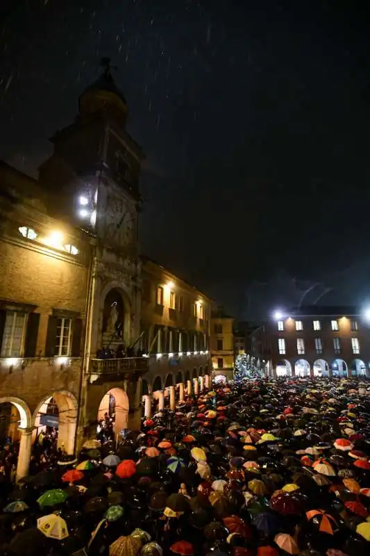 manifestazione delle sardine a modena 7