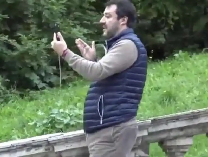 matteo salvini e la diretta facebook in totale solitudine al campidoglio 2