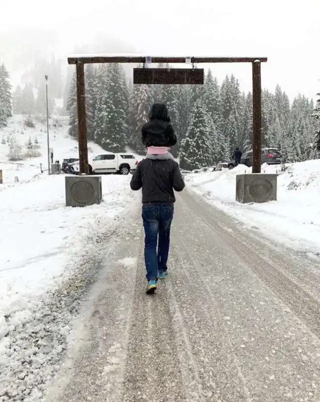 matteo salvini in montagna con la figlia