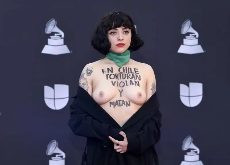 mon laferte in topless sul red carpet dei grammy latini 7