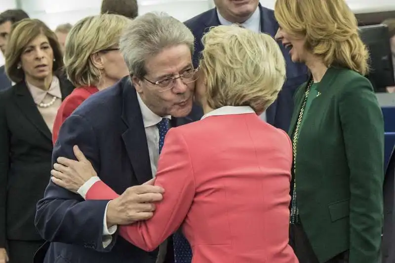 paolo gentiloni bacia ursula von der leyen 