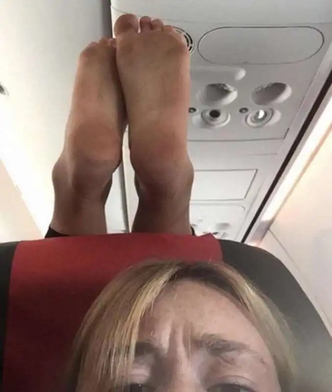 piedi in aereo