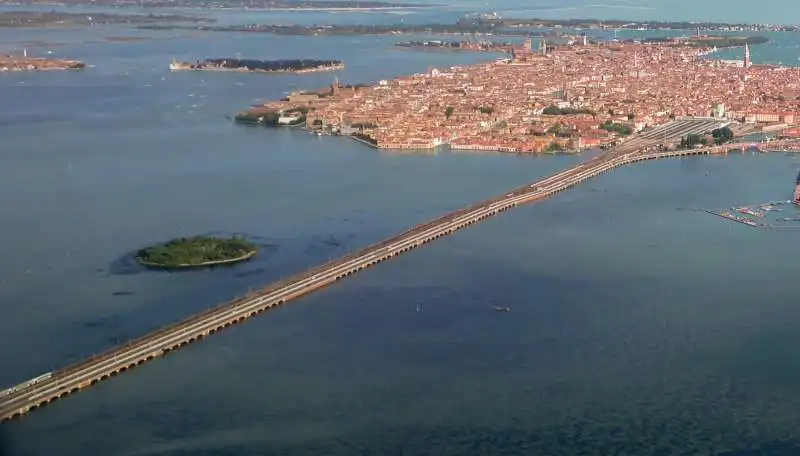 ponte della liberta' che unisce venezia e mestre