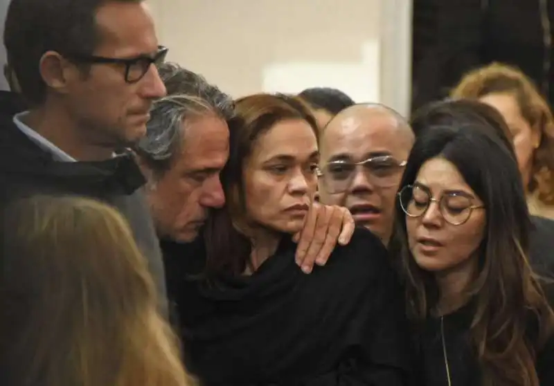 renata sousa, madre di giulia zandarin, abbracciata da franco antonello