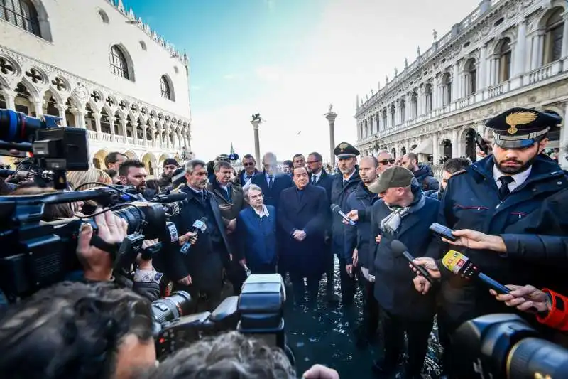 renato brunetta silvio berlusconi e luigi brugnaro a venezia 3