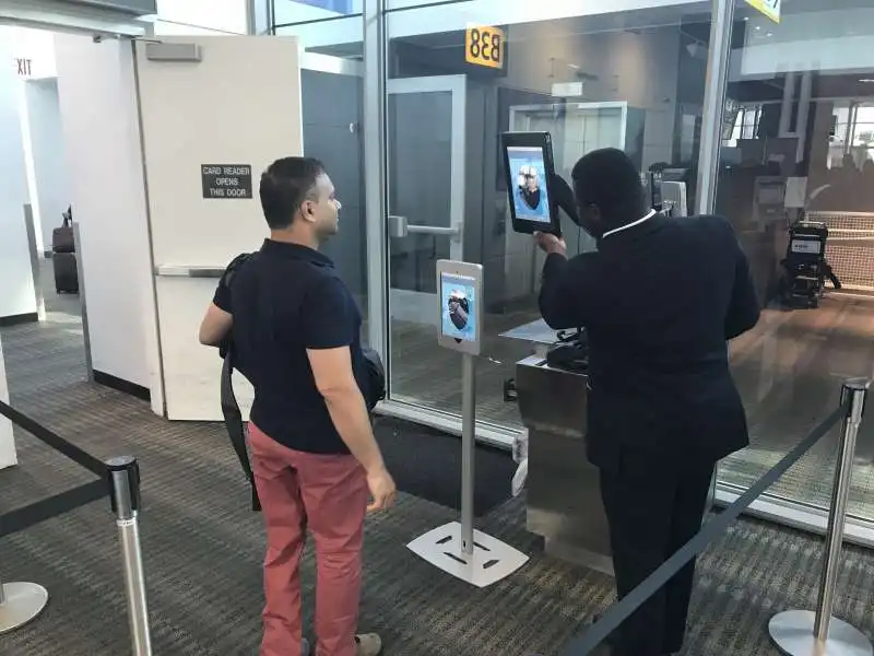 riconoscimento facciale in aeroporto