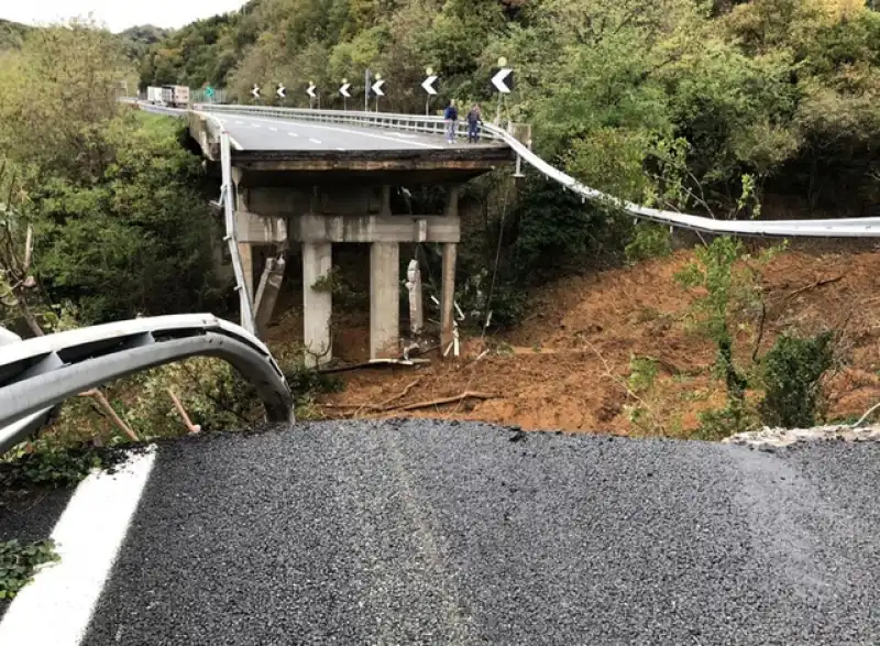 SAVONA - IL CROLLO DEL VIADOTTO SULLA A6 PONTE