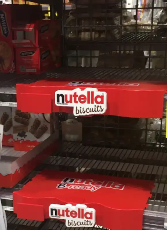 scaffali di nutella biscuits vuoti 1