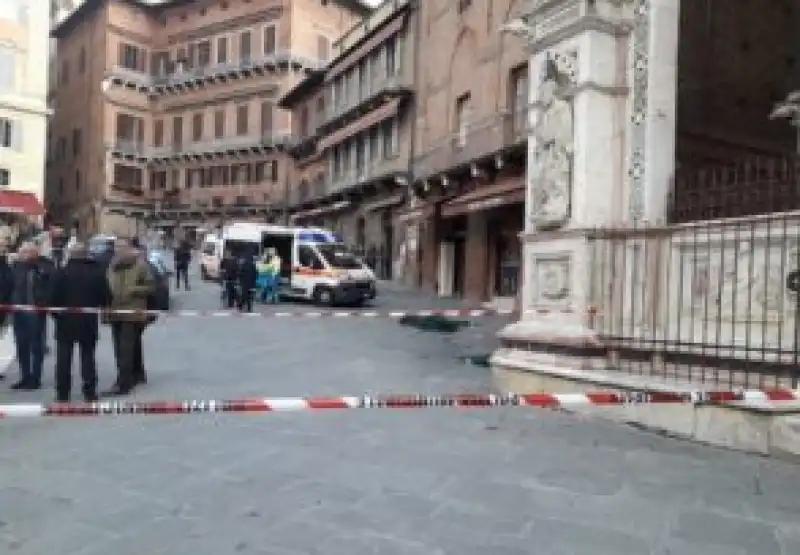 siena, donna si suicida lanciandosi dalla torre del mangia 2