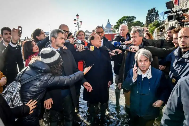 silvio berlusconi a venezia dopo la marea con brunetta e brugnaro 1