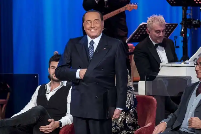 silvio berlusconi al maurizio costanzo show 1