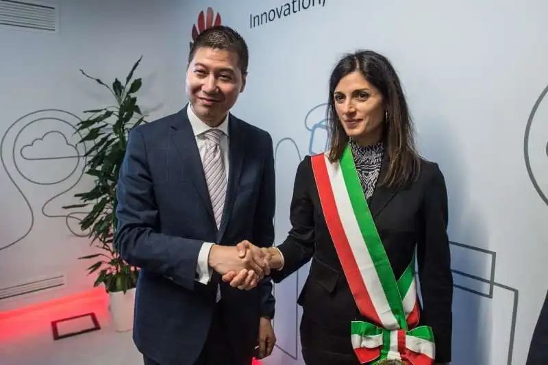 thomas miao con virginia raggi all'inaugurazione del nuovo ufficio huawei di roma