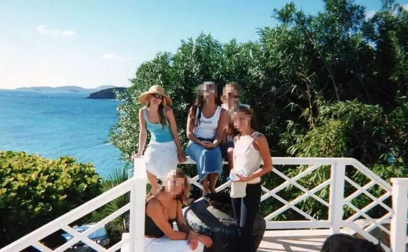 un gruppo di ragazze alla villa di  jeffrey epstein