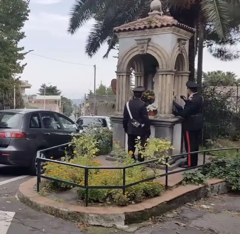 uomo prende a sprangate una statua di cristo 1