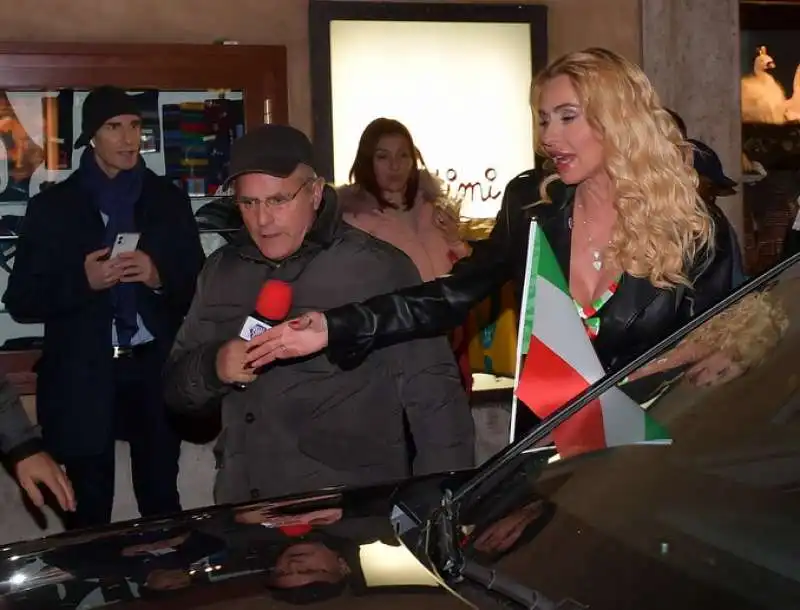 valeria marini al suo arrivo in teatro  foto di bacco (1)