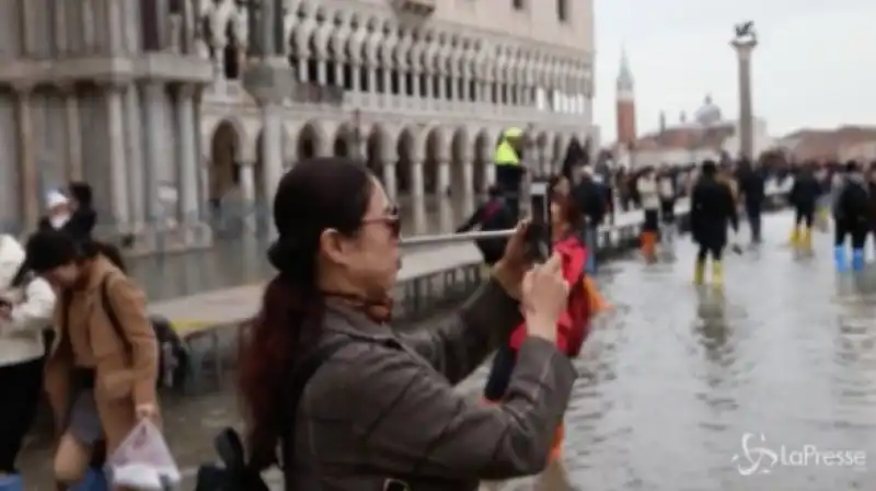 venezia   acqua alta e maltempo