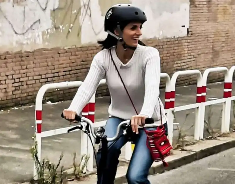 VIRGINIA RAGGI IN BICICLETTA