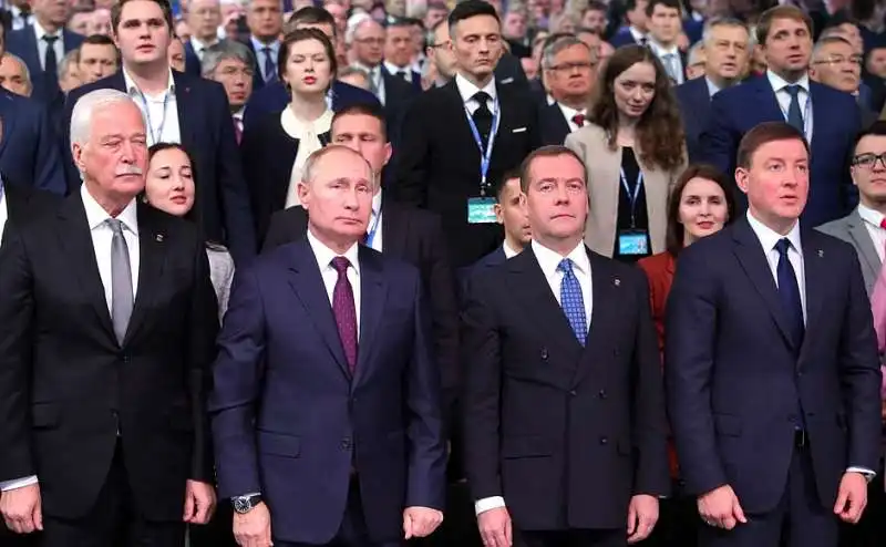 vladimir putin con dmitry medvedev al congresso di russia unita 