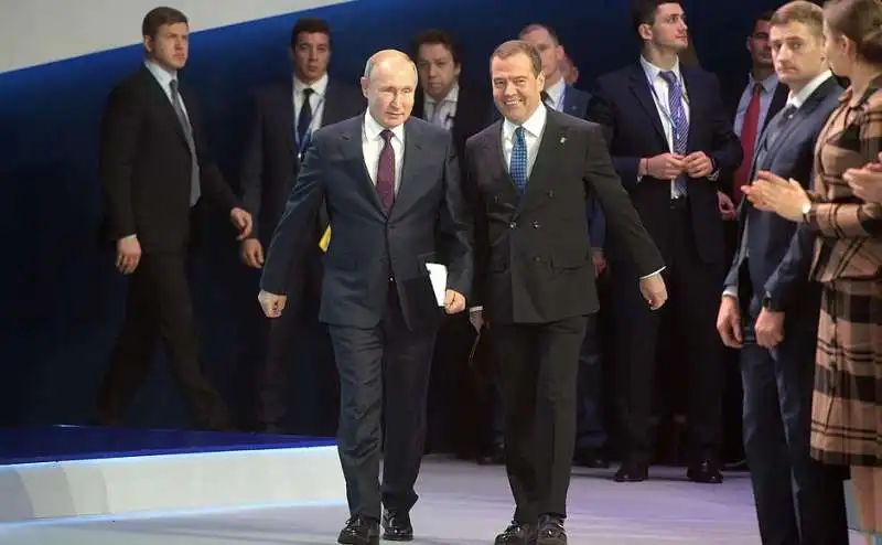 vladimir putin con dmitry medvedev al congresso di russia unita 2