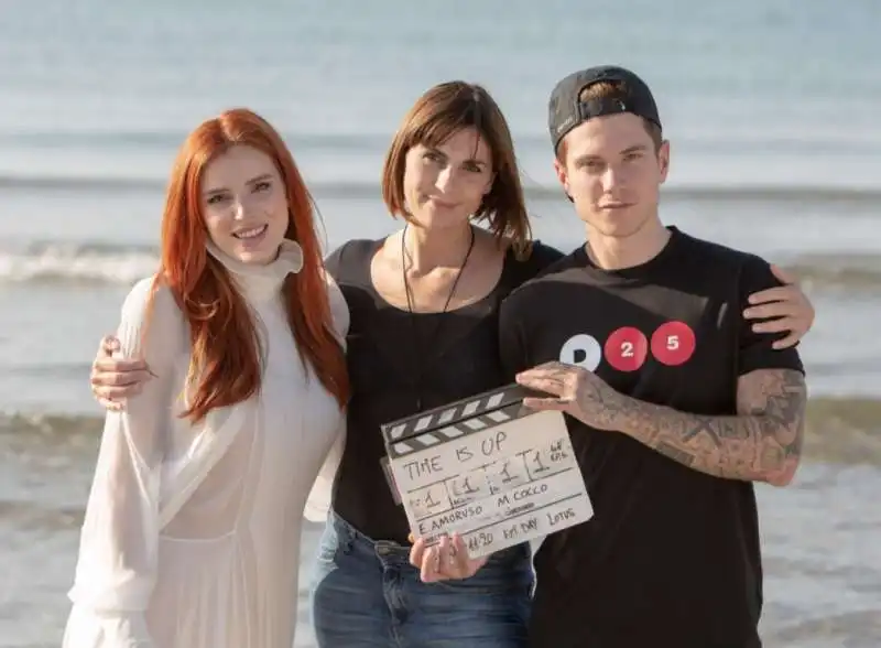 bella thorne e benjamin mascolo sul set di time is up