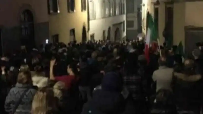 BERGAMO - PROTESTA SOTTO CASA DI GIORGIO GORI PER LE MISURE RESTRITTIVE DEL DPCM  