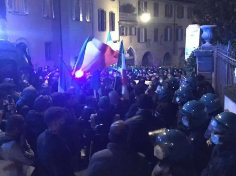 BERGAMO - PROTESTA SOTTO CASA DI GIORGIO GORI PER LE MISURE RESTRITTIVE DEL DPCM